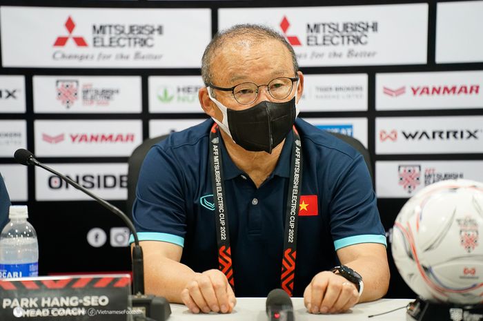 Pelatih timnas Vietnam, Park Hang-seo, memberikan keterangan saat jumpa pers setelah pertandingan lawan Singapura di Piala AFF 2022.