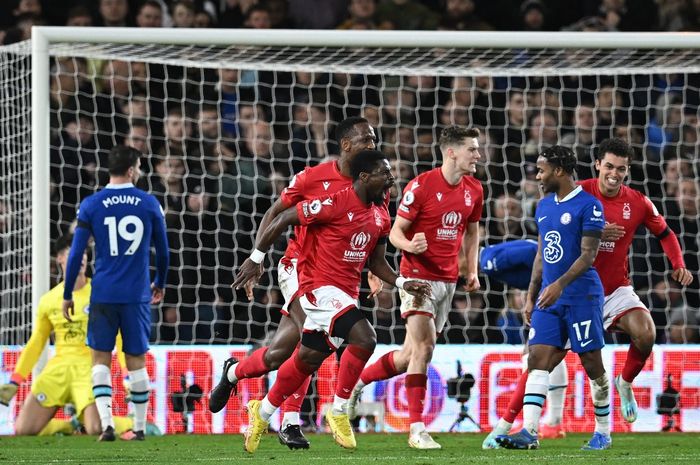 Bek Nottingham Forest, Serge Aurier, merayakan gol ke gawang Chelsea dalam laga Liga Inggris di Stadion The City Ground, Minggu (1/1/2023).