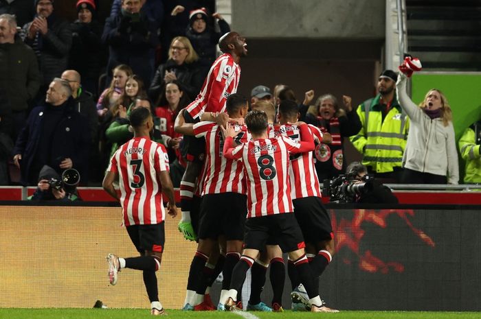 Para pemain Brentford merayakan gol yang dicetak ke gawang Liverpool pada partai pekan ke-19 Liga Inggris 2022-2023 di Gtech Community Stadium, Selasa (3/1/2023) dini hari WIB.