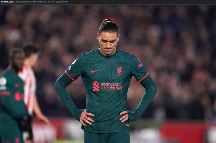 Reaksi kekecewaan striker Liverpool, Darwin Nunez, usai takluk dari Brentford pada partai pekan ke-19 Liga Inggris 2022-2023 di Gtech Community Stadium, Selasa (3/1/2023) dini hari WIB.