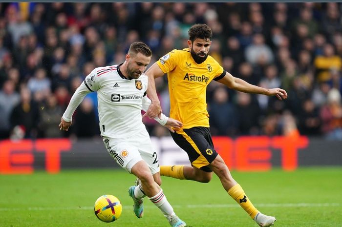 Luke Shaw tampil sebagai bek sentral ketika Manchester United berhadapan dengan Wolverhampton Wanderers.