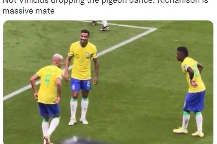 Penyerang timnas Brasil, Richarlison, melakukan the pigeon dance bersama rekan satu timnya.