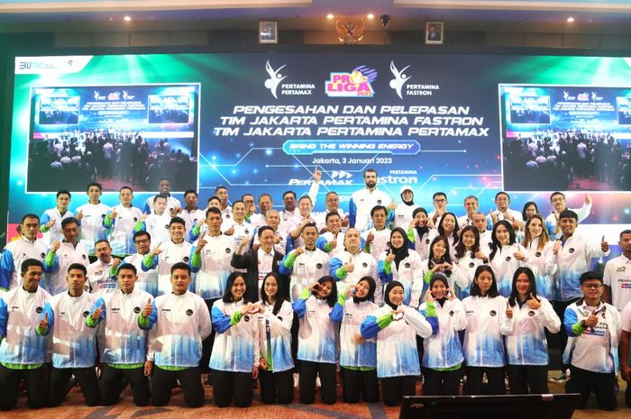 Tim Voli Pertamina Pertamax dan Fastron (Putra dan Putri) beserta ofisial saat acara Pengesahan dan Pelepasan Tim untuk berlaga di Proliga 2023, di Graha Pertamina, kawasan Jakarta Pusat, Selasa (03/01/22)