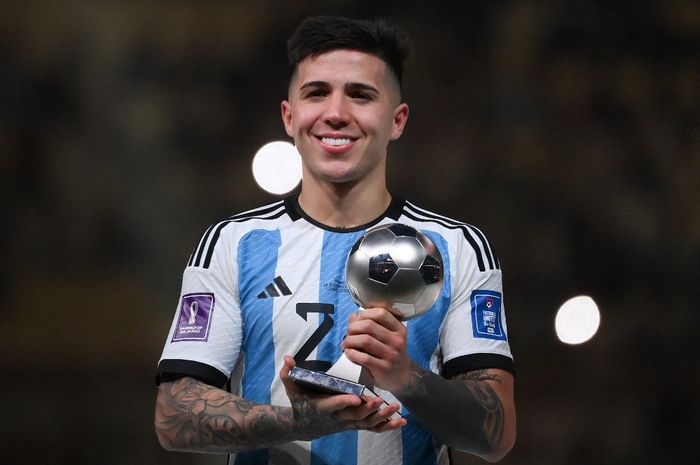 Enzo Fernandez menerima trofi Pemain Muda Terbaik Piala Dunia 2022 setelah timnas Argentina memenangi final lawan Prancis di Lusail Stadium, Doha (18/12/2022).