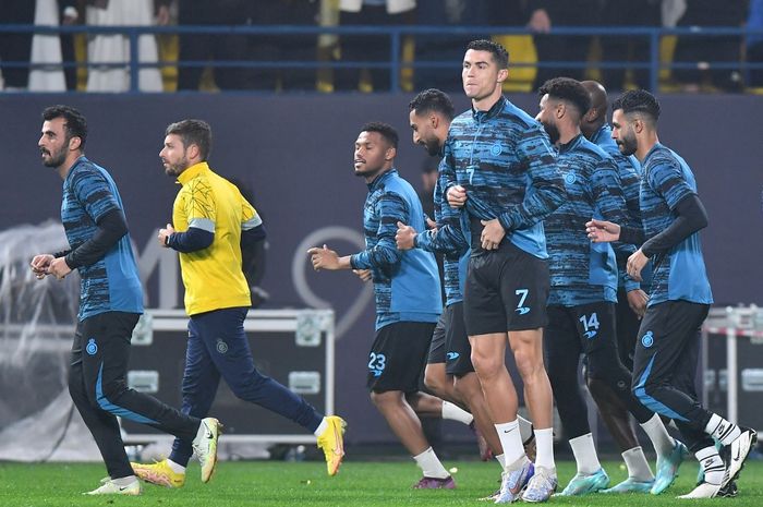 Cristiano Ronaldo ikut sesi latihan tim usai perkenalan sebagai pemain Al Nassr di Mrsool Park, Riyadh (3/1/2023).