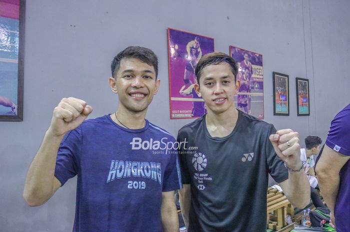 Atlet bulu tangkis ganda putra Indonesia, Fajar Alfian (kiri) dan Muhammad Rian Ardianto (kanan), sedang foto bersama saat ditemui di Pelatnas PBSI, Cipayung, Jakarta, 4 Januari 2023.