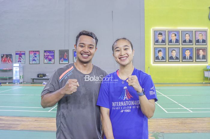 Atlet bulu tangkis ganda campuran Indonesia, Rehan Naufal Kusharjanto (kiri) dan Lisa Ayu Kusumawatk (kanan), sedang foto bersama saat ditemui di Pelatnas PBSI, Cipayung, Jakarta, 4 Januari 2023.