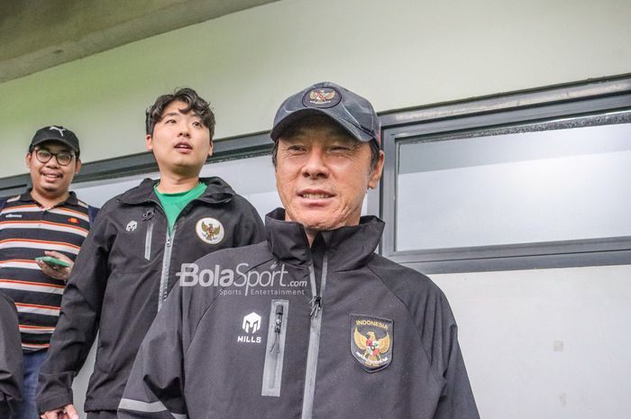 Pelatih timnas Indonesia, Shin Tae-yong (kanan), tampak sumringah saat diwawancarai awak media dan dan ditemani sang penerjemah bernama Jeong Seok-seo alias Jeje (kiri) di Lapangan A, Senayan, Jakarta, 4 Januari 2023.