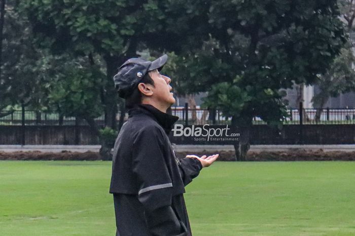 Pelatih timnas Indonesia, Shin Tae-yong, tampak sedang mengecek cuaca saat para pemainnya berlatih di Lapangan A, Senayan, Jakarta, 4 Januari 2022.