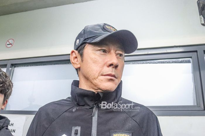 Pelatih timnas Indonesia, Shin Tae-yong, saat ditemui saat diwawancarai di Lapangan A, Senayan, Jakarta, 4 Januari 2023.