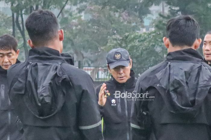 Pelatih timnas Indonesia, Shin Tae-yong (tengah), tampak sedang memberikan intruksi kepada para pemainnya saat berlatih di Lapangan A, Senayan, Jakarta, 4 Januari 2023.