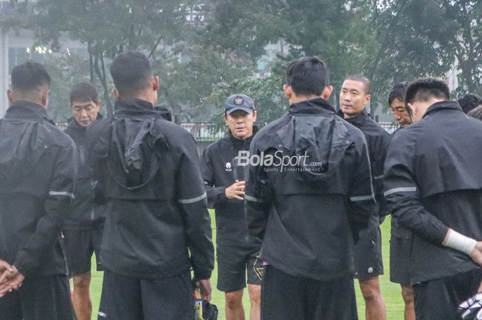 Pelatih timnas Indonesia, Shin Tae-yong (tengah), tampak sedang memberikan intruksi kepada para pemainnya saat berlatih di Lapangan A, Senayan, Jakarta, 4 Januari 2023.