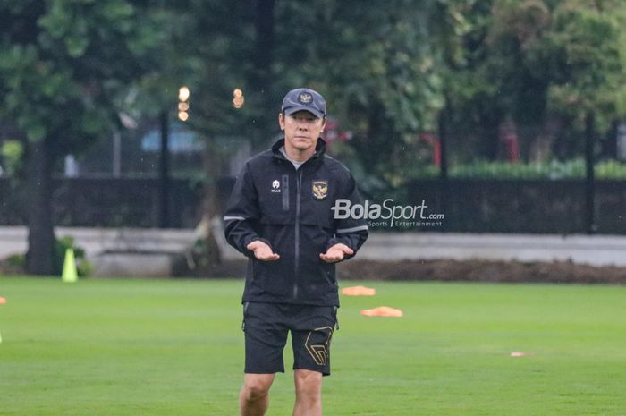 Pelatih timnas Indonesia, Shin Tae-yong, tampak sedang berpangku tangan saat memantau para pemainnya berlatih di Lapangan A, Senayan, Jakarta, 4 Januari 2023.