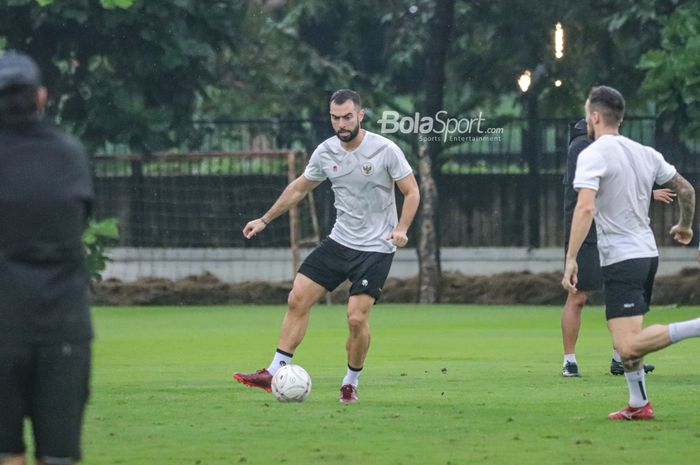 Bek naturalisasi timnas Indonesia, Jordi Amat, sedang menguasai bola ketika berlatih di Lapangan A, Senayan, Jakarta, 4 Januari 2023.