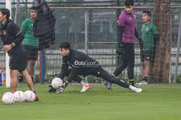 Kiper timnas Indonesia, Nadeo Argawinata, tampak sedang menangkap bola saat berlatih di Lapangan A, Senayan, Jakarta, 4 Januari 2023.