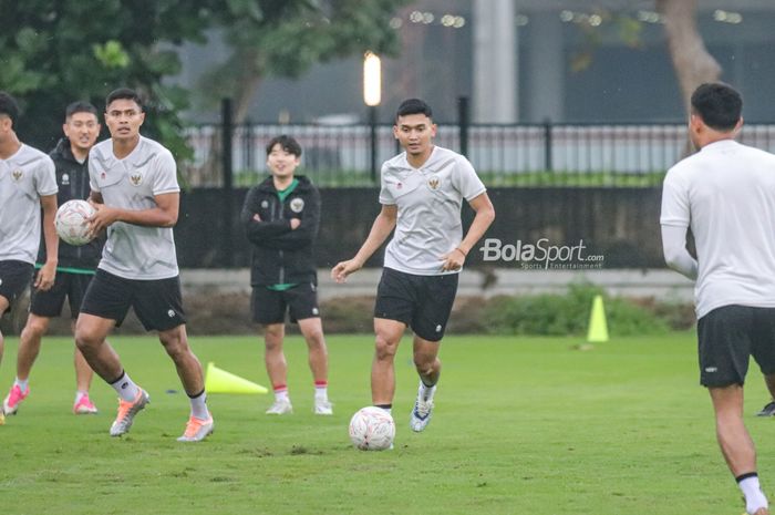 Striker timnas Indonesia, Dendy Sulistyawan (kanan), sedang menggiring bola saat berlatih di Lapangan A, Senayan, Jakarta, 4 Januari 2023.