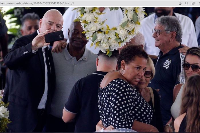 Presiden FIFA, Gianni Infantino, mengambil selfie di depan peti jenazah legenda sepak bola Brasil, Pele.