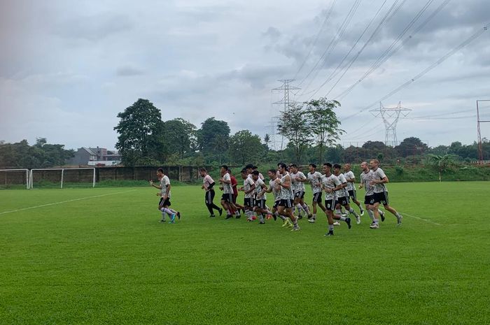 Mantan pemain Persebaya Surabaya, Dandi Maulana, sudah terlihat mengikuti latihan bersama skuad Persija Jakarta di lapangan Nirwana Park, Sawangan, Depok, Jawa Barat, Rabu (4/1/2023) sore.