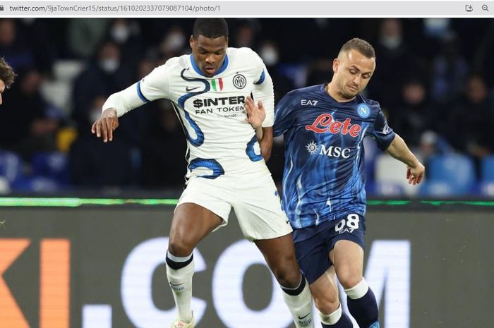 Bek Inter Milan, Denzel Dumfries, berebut bola dengan gelandang Napoli, Stanislav Lobotka, pada salah satu laga di Liga Italia 2021-2022.