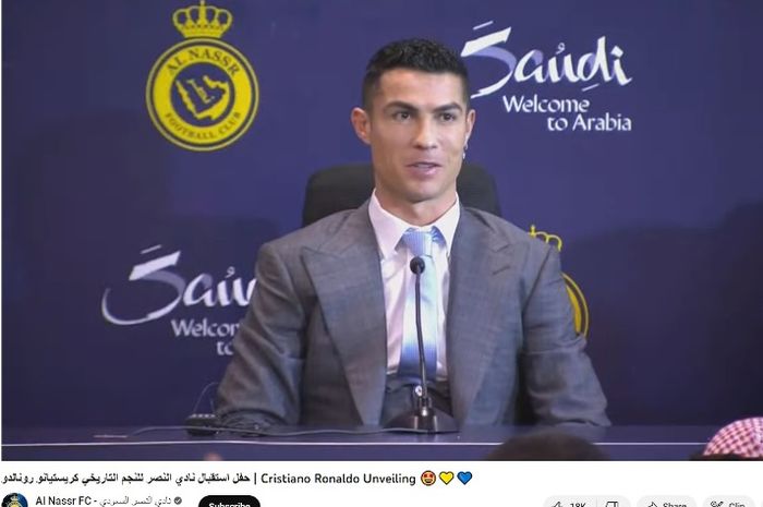 Cristiano Ronaldo dalam acara perkenalan di Al Nassr.