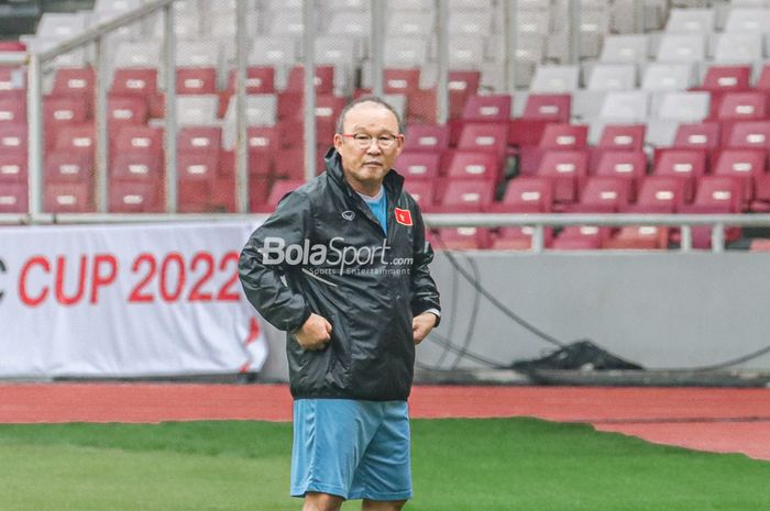 Pelatih timnas Vietnam, Park Hang-seo, tampak sedang memantau para pemainnya berlatih di Stadion Gelora Bung Karno, Senayan, Jakarta, 5 Januari 2023.