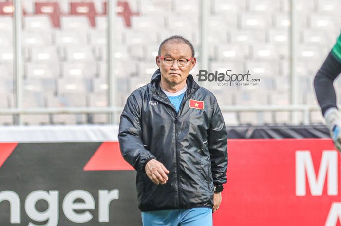 Pelatih timnas Vietnam, Park Hang-seo, tampak sedang memantau para pemainnya berlatih di Stadion Gelora Bung Karno, Senayan, Jakarta, 5 Januari 2023.