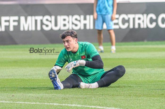 Kiper timnas Vietnam, Dang Van Lam, tampak sedang melakukan pemanasan dalam latihannya di Stadion Gelora Bung Karno, Senayan, Jakarta, 5 Januari 2023.