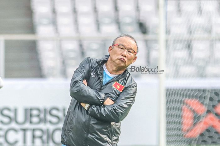 Mantan pelatih timnas Vietnam, Park Hang-seo, tampak sedang memantau para pemainnya berlatih di Stadion Gelora Bung Karno, Senayan, Jakarta, 5 Januari 2023.