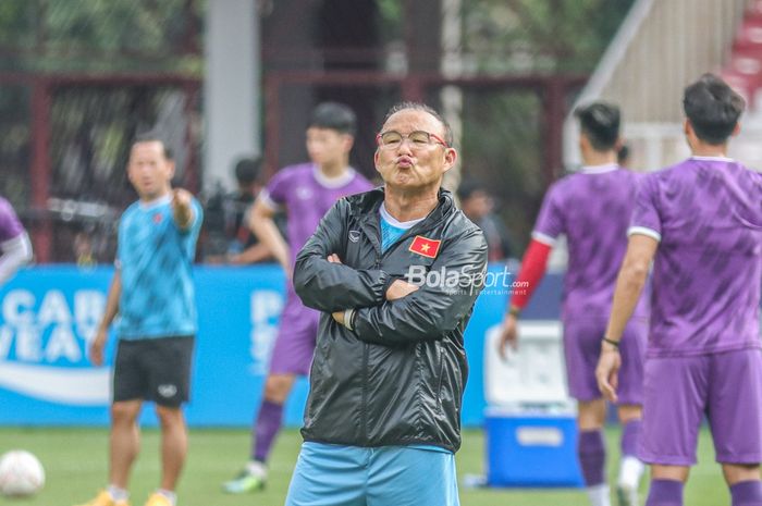 Pelatih timnas Vietnam, Park Hang-seo, tampak cemberut atau manyun saat memantau para pemainnya berlatih jelang leg pertama semifinal Piala AFF 2022 di Stadion Gelora Bung Karno, Senayan, Jakarta, 5 Januari 2023.