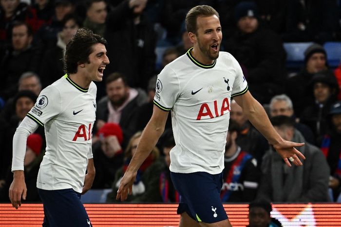 Striker Tottenham Hotspur, Harry Kane, merayakan gol ke gawang Crystal Palace dalam laga Liga Inggris di Stadion Selhurst Park, Rabu (4/1/2023).