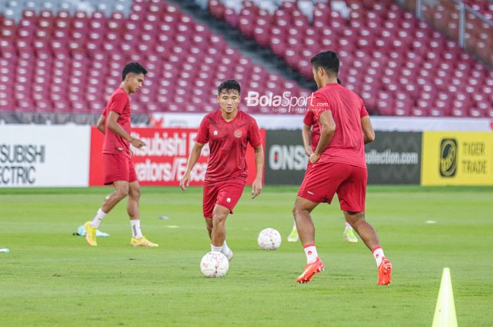 Gelandang timnas Indonesia, Syahrian Abimanyu (tengah), sedang menguasai bola ketika berlatih di Stadion Gelora Bung Karno, Senayan, Jakarta, 5 Januari 2023.