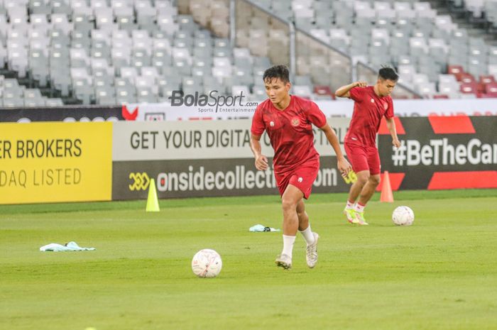 Gelandang timnas Indonesia, Syahrian Abimanyu, sedang menguasai bola ketika berlatih di Stadion Gelora Bung Karno, Senayan, Jakarta, 5 Januari 2023.