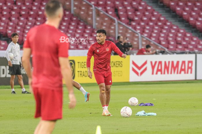 Pemain sayap kiri timnas Indonesia, Saddil Ramdani (kanan), sedang menguasai bola ketika berlatih di Stadion Gelora Bung Karno, Senayan, Jakarta, 5 Januari 2023.