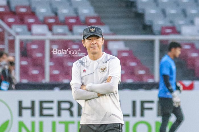 Pelatih timnas Indonesia, Shin Tae-yong, sedang mengamati para pemainnya berlatih di Stadion Gelora Bung Karno, Senayan, Jakarta, 5 Januari 2023.