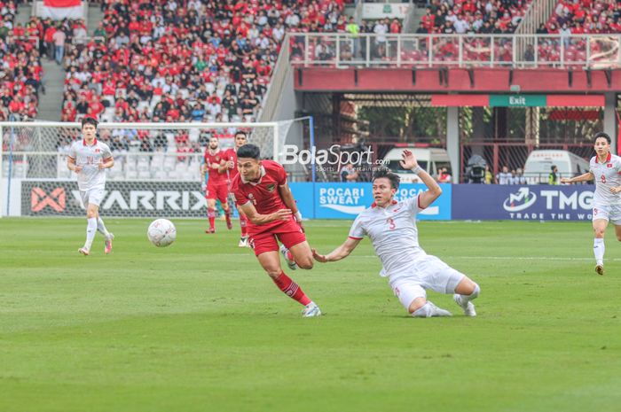 Duel pemain timnas Indonesia vs Vietnam di Stadion Utama Gelora Bung Karno, Jakarta pada Jumat (6/1/2023)