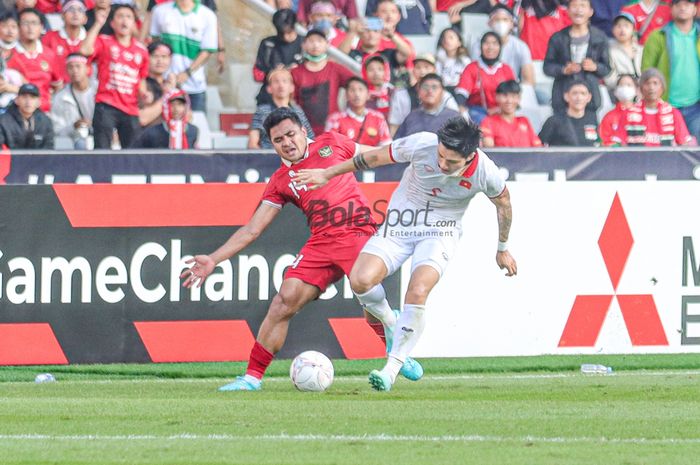 Asnawi Mangkualam berduel dengan Doan Van Hau pada semifinal Piala AFF 2022 di Stadion Utama Gelora Bung Karno, Senayan, Jakarta, Jumat (6/1/2023).