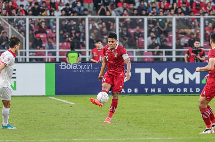 Bek timnas Indonesia, Fachruddin Aryanto, sedang menendang bola saat berlaga pada leg pertama semifinal Piala AFF 2022 di Stadion Gelora Bung Karno, Senayan, Jakarta, 6 Desember 2023.