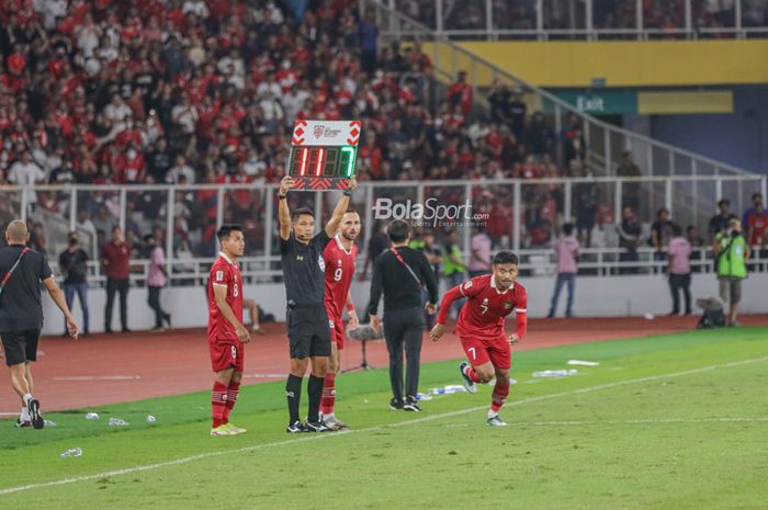 Tiga pemain timnas Indonesia yang baru masuk yakni Witan Sulaeman (kiri), Ilija Spasojevic (tengah), dan Saddil Ramdani (kanan) saat berlaga pada leg pertama semifinal Piala AFF 2022 di Stadion Gelora Bung Karno, Senayan, Jakarta, 6 Desember 2023.