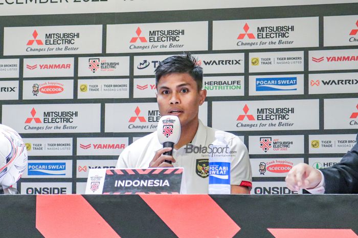 Kapten timnas Indonesia, Fachruddin Aryanto, sedang memberikan keterangan kepada awak media di Stadion Gelora Bung Karno, Senayan, Jakarta, 6 Desember 2023.