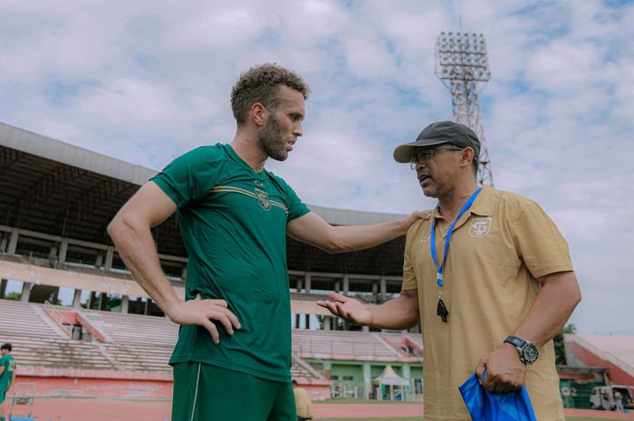 Rekrutan anyar Persebaya Surabaya, Ze Valente bersama pelatih Aji Santoso.