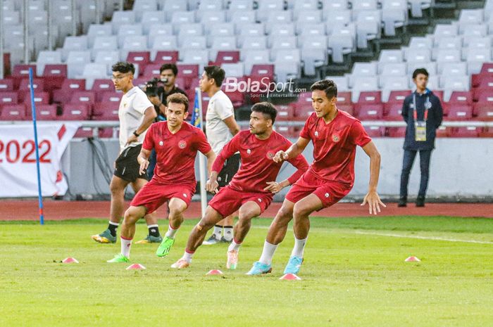 Egy Maulana Vikri (kiri), Saddil Ramdani (tengah), dan Rizky Ridho (kanan) sedang menjalani sesi latihan bersama timnas Indonesia di Stadion Gelora Bung Karno, Senayan, Jakarta, 5 Januari 2023.