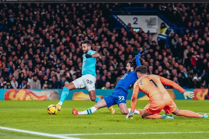 Momen saat winger Manchester City, Riyad Mahrez, mencetak gol ke gawang Chelsea dengan mengelabui Marc Cucurella dan Kepa Arrizabalaga pada pekan ke-19 Liga Inggris 2022-2023 di Stamford Bridge, Kamis (5/1/2023).