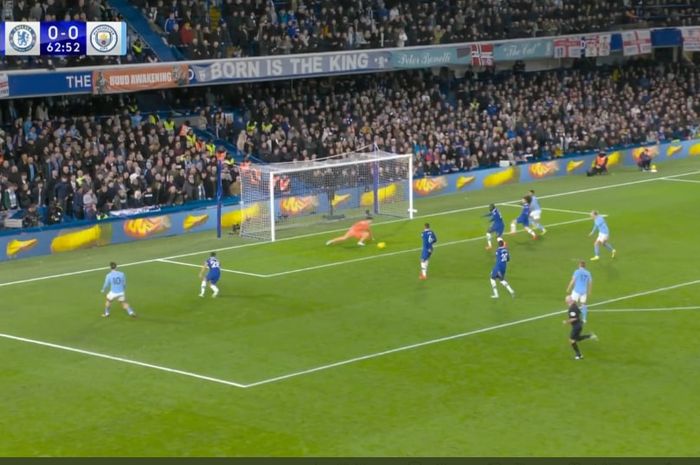 Kepa cuma melongo saat crossing Jack Grealish meluncur di hadapannya pada duel Chelsea vs Manchester City, pekan ke-19 Liga Inggris di Etihad (5/1/2023).