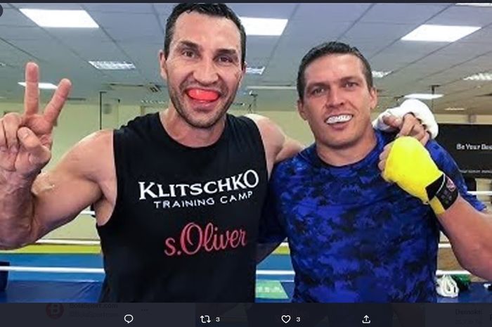 Wladimir Klitschko (kiri) berpose bersama  Oleksandr Usyk (kanan)