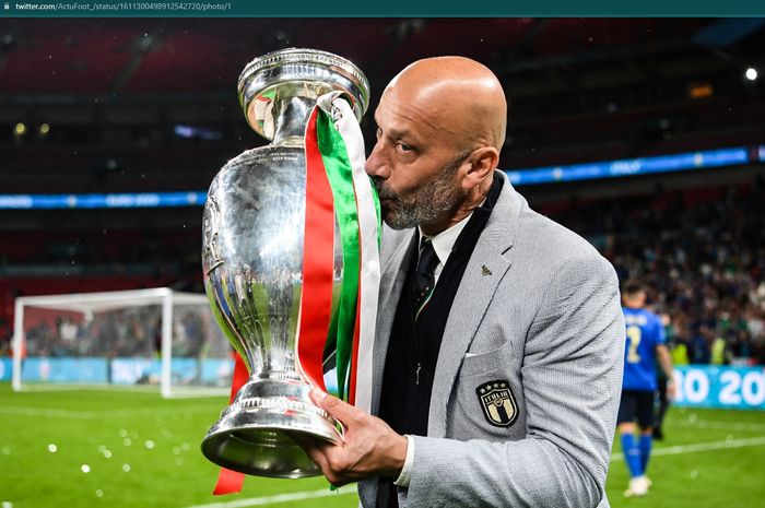 Legenda timnas Italia, Chelsea, Sampdoria, dan Juventus, Gianluca Vialli, meninggal dunia akibat kanker pankreas.