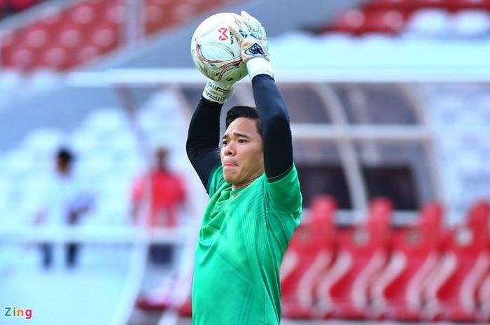 Kiper cadangan Timnas Vietnam Nguyen Manh melakukan lemparan ke dalam pada sesi latihan, Kamis (5/1/2023).