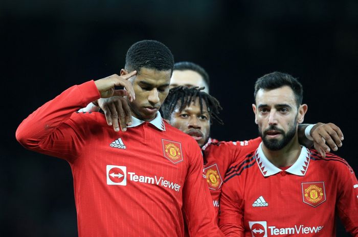 Marcus Rashford (kiri) merayakan gol untuk Manchester United ke gawang Everton dalam laga babak ketiga Piala FA di Stadion Old Trafford, Jumat (6/1/2023).