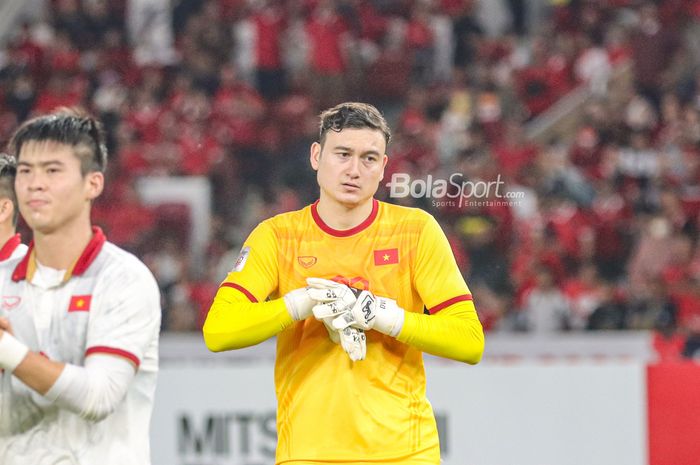 Kiper timnas Vietnam, Dang Van Lam (kanan), saat berlaga pada leg pertama semifinal Piala AFF 2022 di Stadion Gelora Bung Karno, Senayan, Jakarta, 6 Desember 2023.