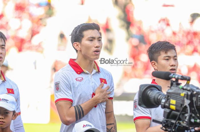 Bek sayap kiri timnas Vietnam, Doan Van Hau, sedang menyanyikan lagu kebangsaan jelang berlaga pada leg pertama semifinal Piala AFF 2022 di Stadion Gelora Bung Karno, Senayan, Jakarta, 6 Desember 2023.