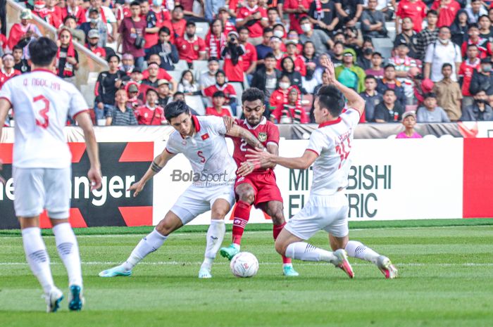 Pemain timnas Indonesia, Yakob Sayuri (tengah), tampak sedang berebut bola dengan Doan Van Hau (kiri) sebagai bek sayap kiri timnas Vietnam saat berlaga pada leg pertama semifinal Piala AFF 2022 di Stadion Gelora Bung Karno, Senayan, Jakarta, 6 Desember 2023.